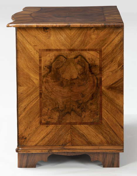 A SOUTH GERMAN BRASS MOUNTED WALNUT AND PLUM MARQUETRIED BAROQUE COMMODE - Image 6 of 6