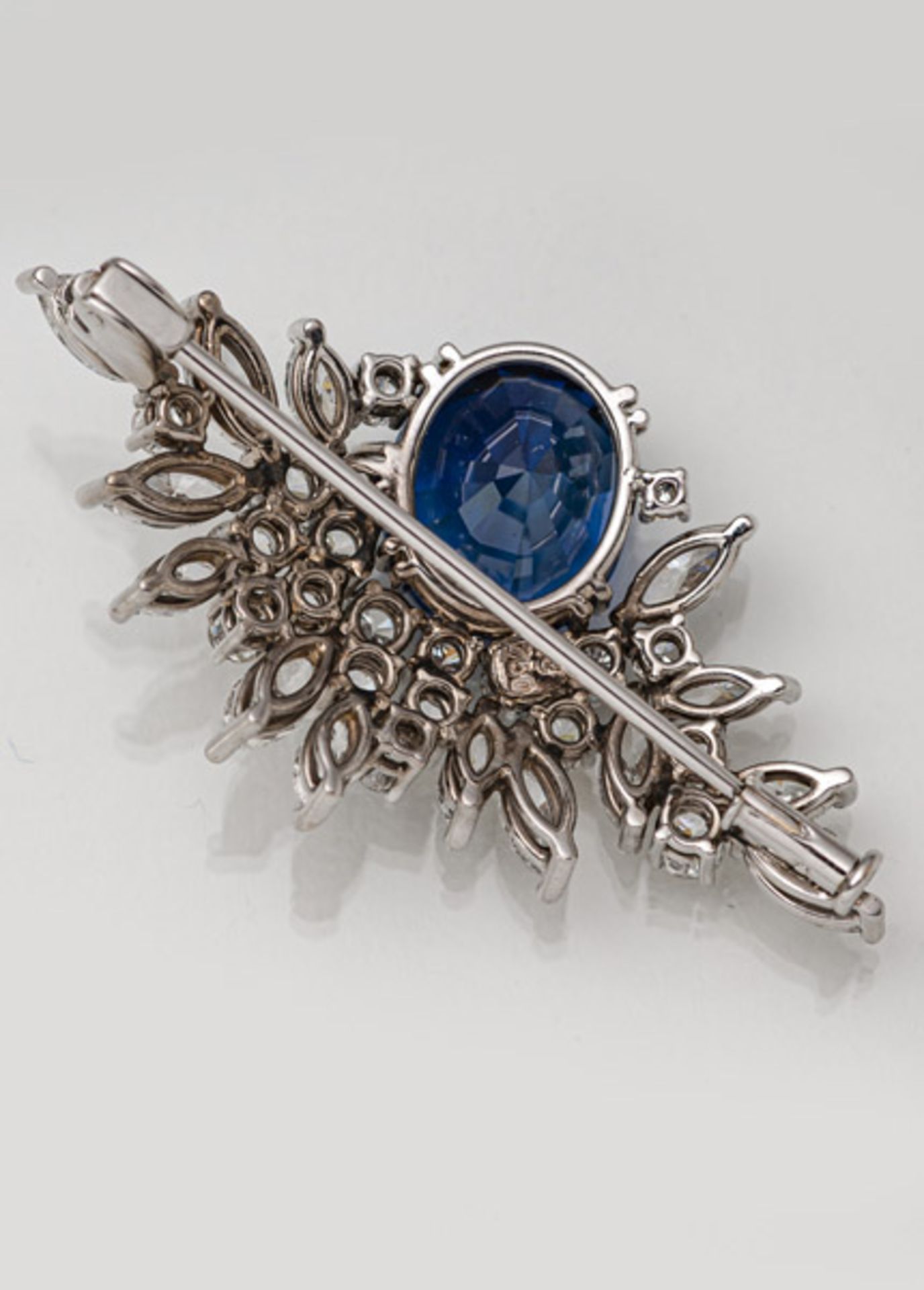 A FINE SAPPHIRE AND DIAMOND BROOCH - Image 3 of 3