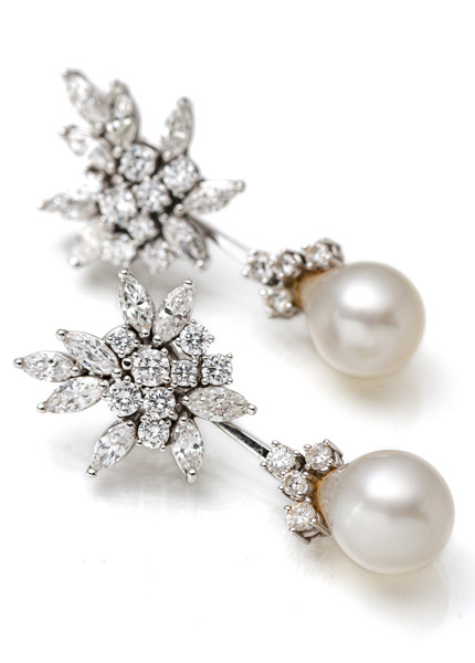 A  FINE PAIR OF PEARL AND DIAMOND EARRINGS - Image 2 of 3