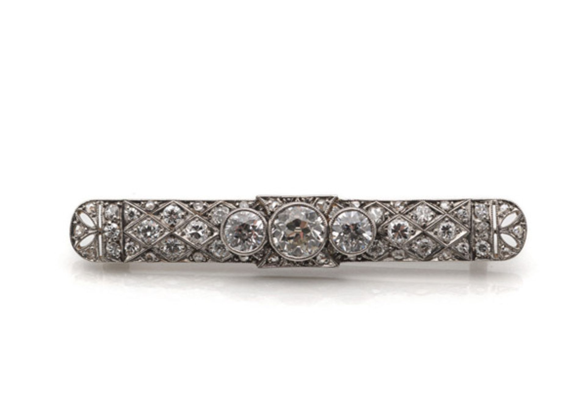 AN ART DECO DIAMOND BROOCH