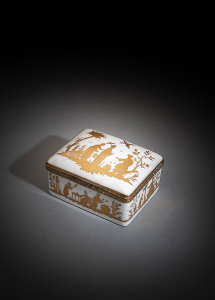 A BRASS MOUNTED CHINOISERIE PATTERN PORCELAIN TABATIERE - Image 2 of 4