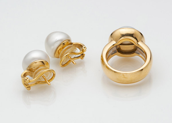 A PAIR OF EARRINGS AND A RING WITH SOUTH SEA CULTURED PEARLS - Image 2 of 2