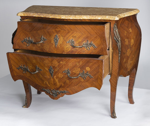 A FRENCH LOUIS XV STYLE BRONZE MOUNTED KINGWOOD AND OTHERS COMMODE - Image 6 of 7