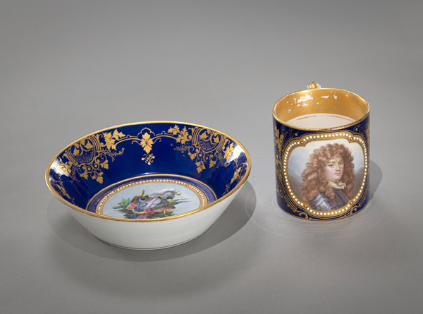 A LARGE FRENCH CUP AND SAUCER WITH PORTRAIT OF LOUIS XIV - Image 4 of 4