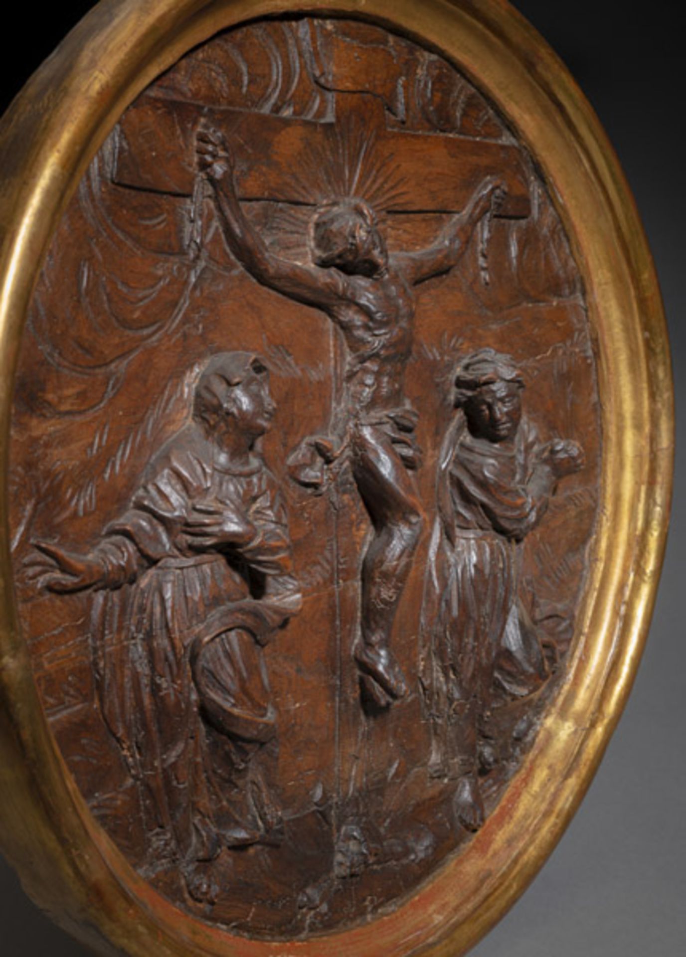 A RELIEF CARVED TONDO WITH CRUCIFIXTION - Image 3 of 3