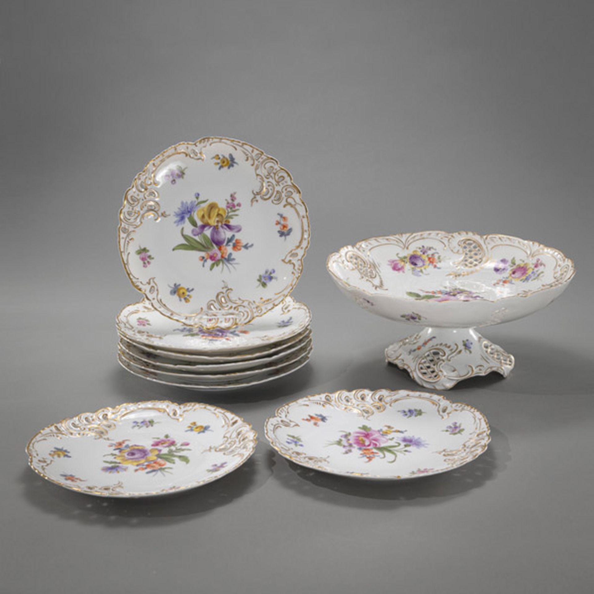 A NYMPHENBURG FOOTED DISH AND 8 PLATES