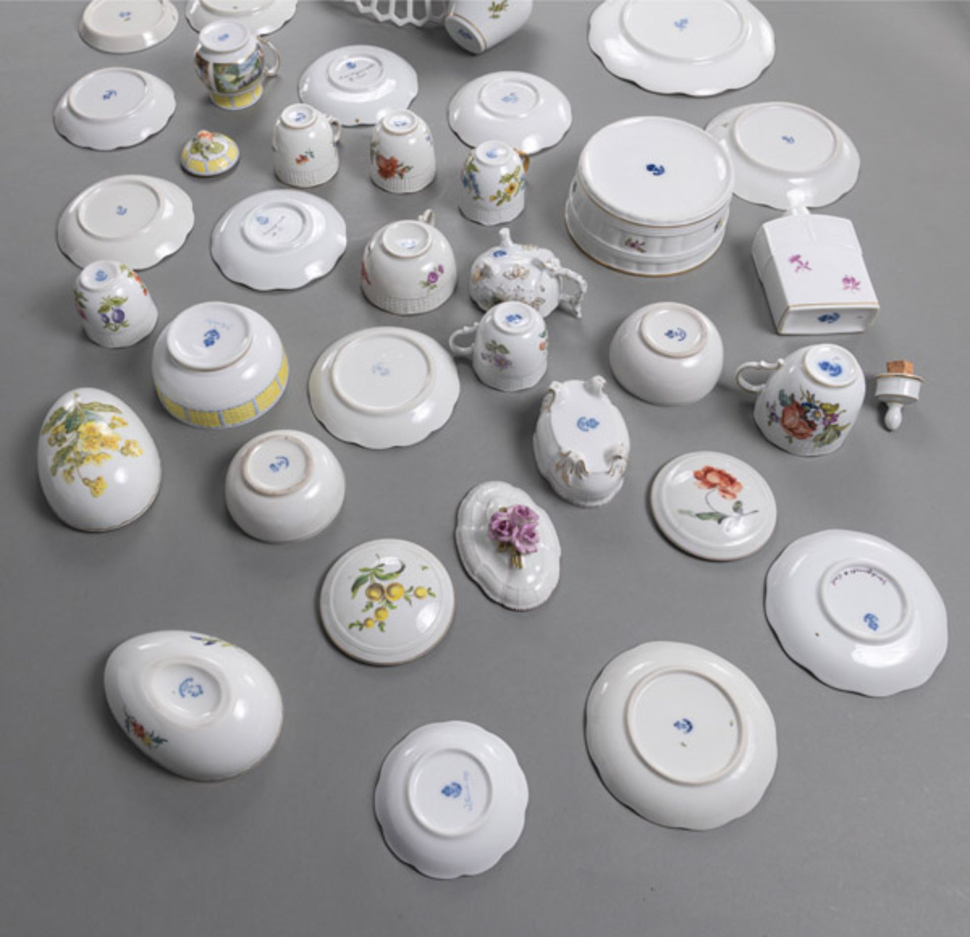 A MIXED LOT OF LUWIGSBURG PORCELAIN PIECES - Image 6 of 6