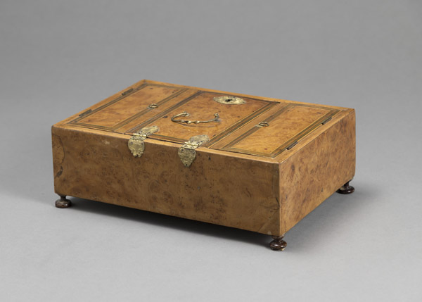 A FINE METAL MOUNTED ROOTWOOD CASKET - Image 4 of 4