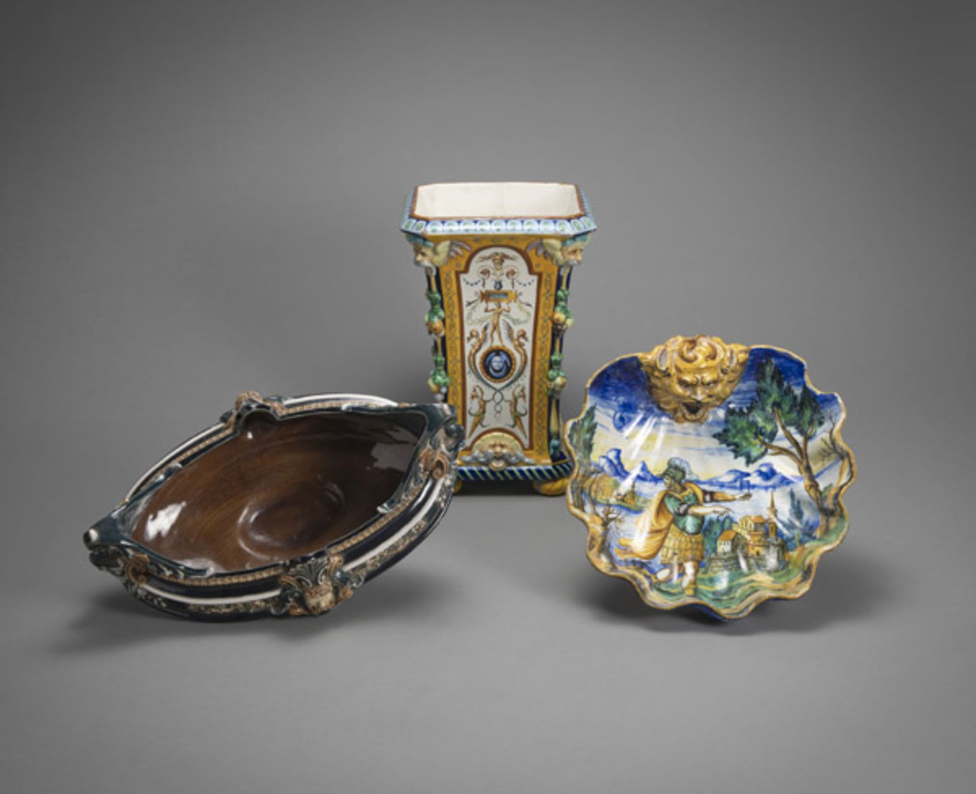 A MAIOLICA VASE A SHELL SHAPED BOWL AND A CENTRE PIECE - Image 3 of 5