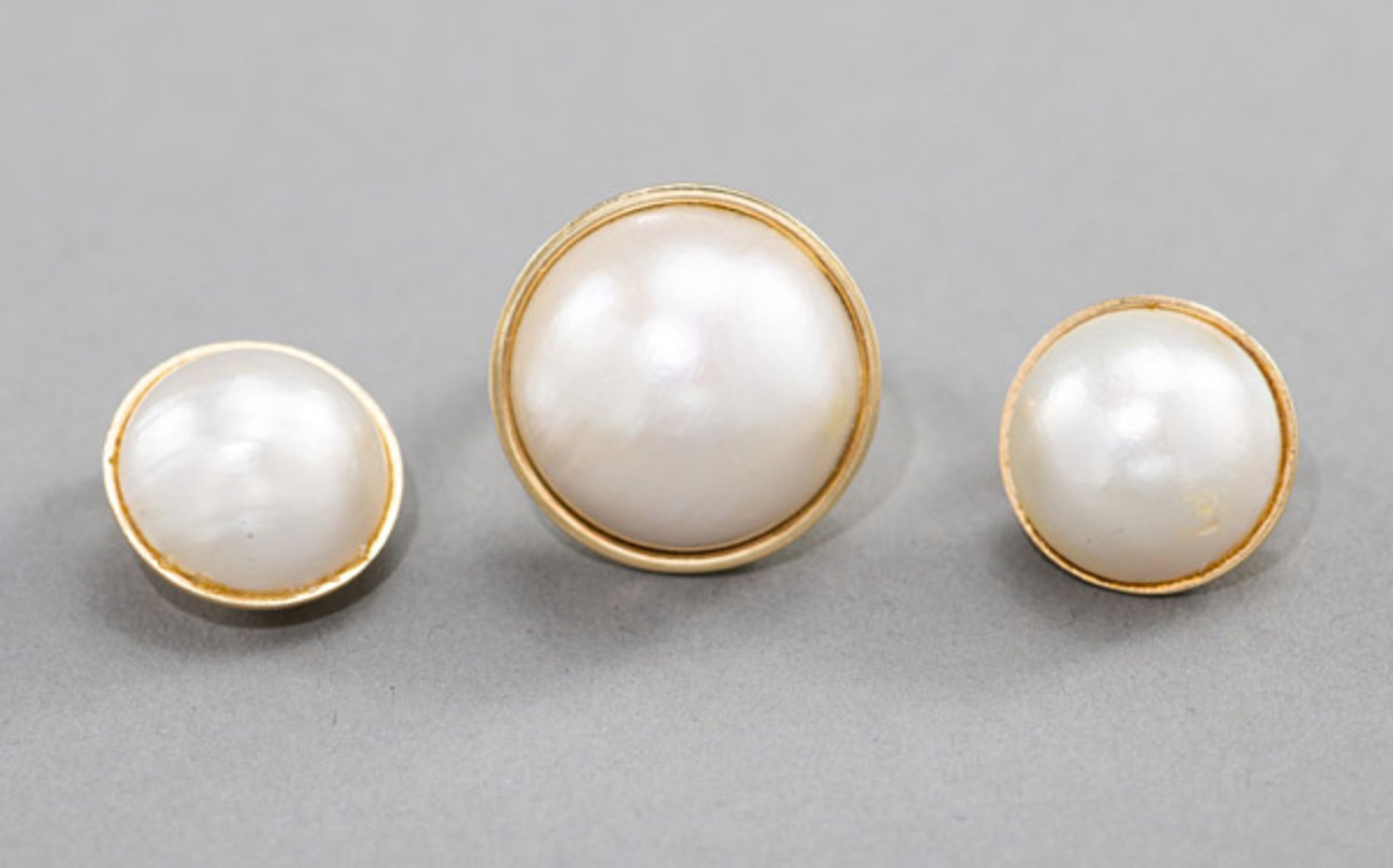 A PAIR OF PEARL EARCLIPS AND A RING - Image 3 of 3