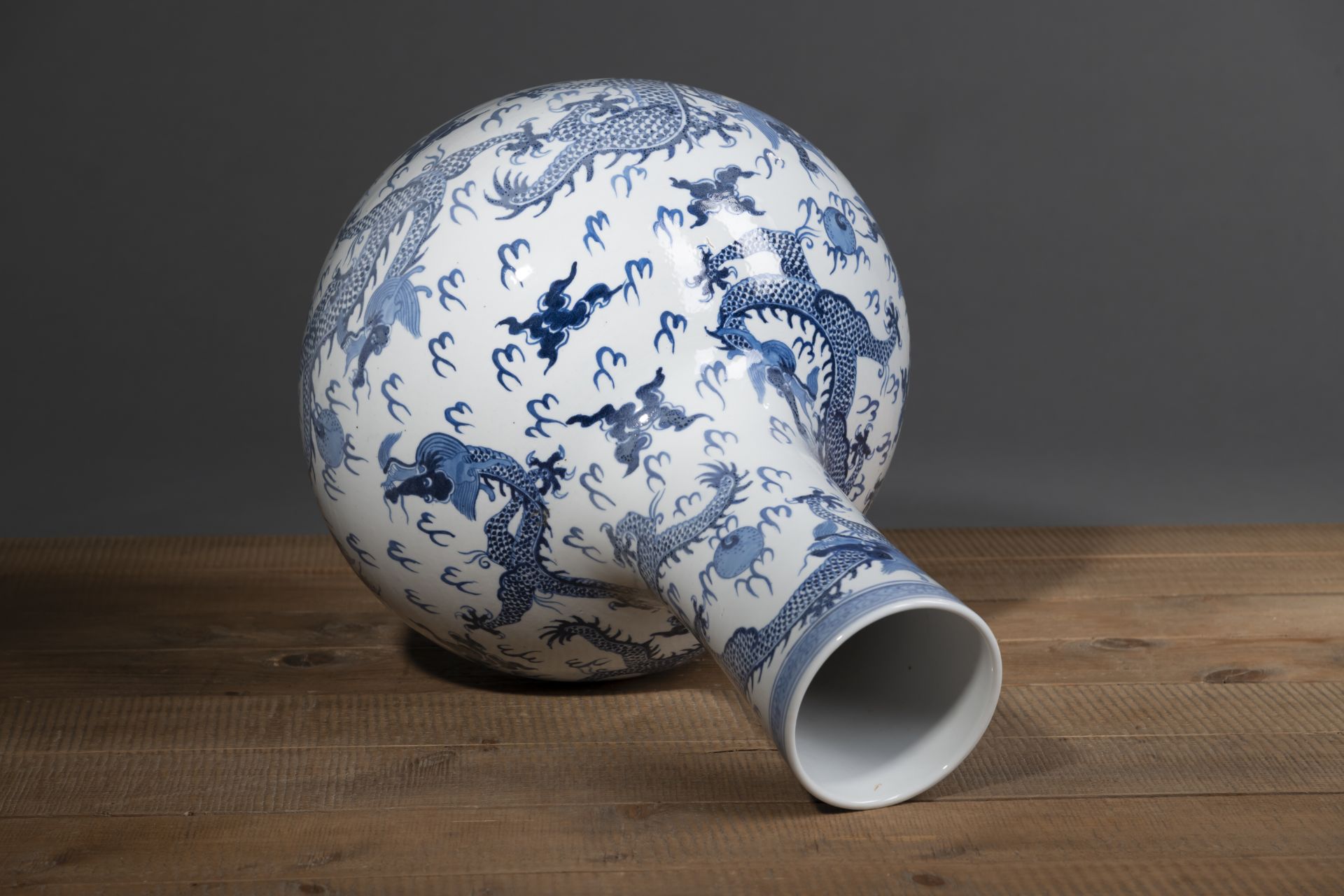 A LARGE BLUE AND WHITE PORCELAIN DRAGON VASE 'TIANQIUPING' - Image 5 of 5