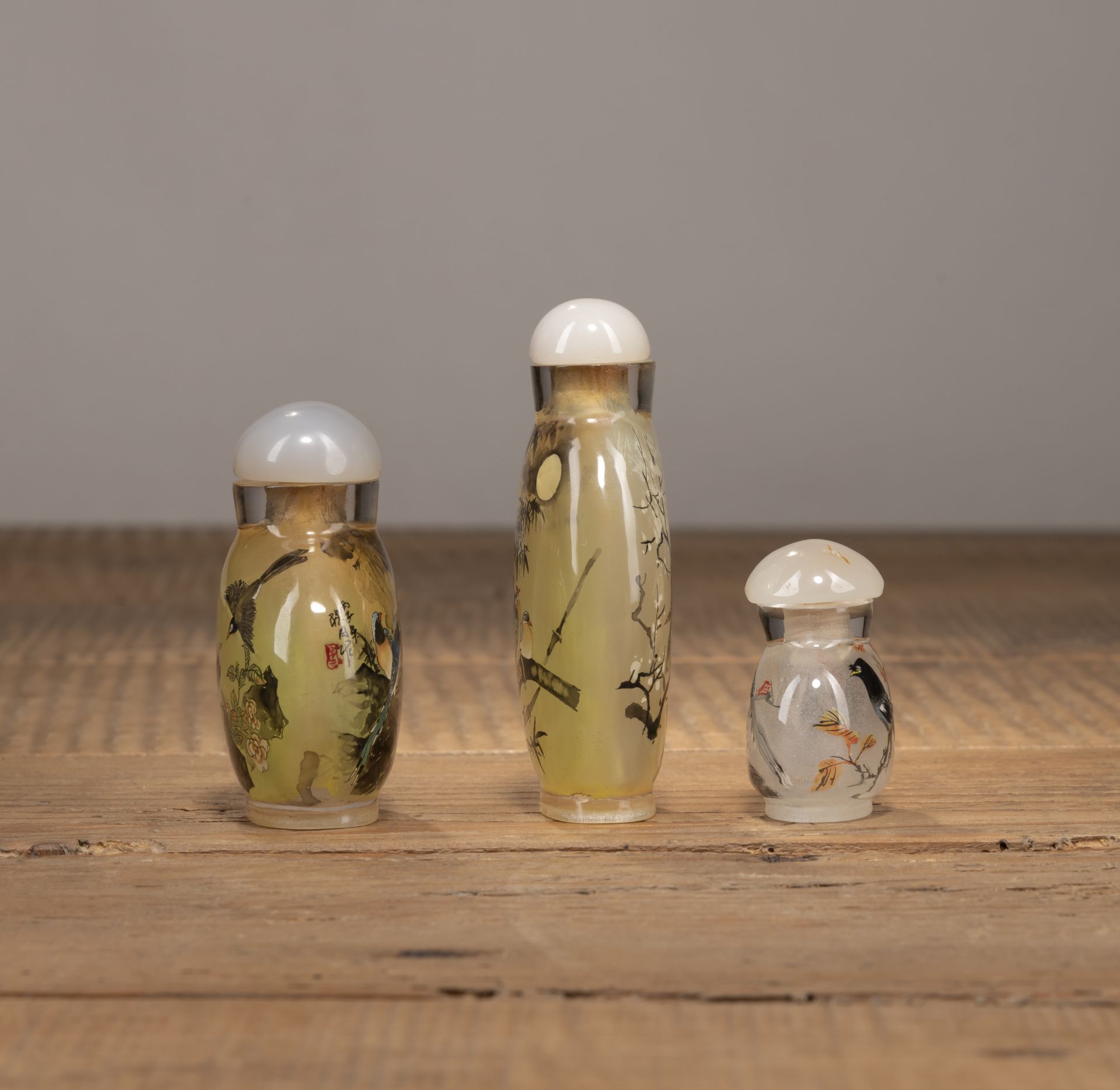 THREE INSIDE-PAINTED GLASS SNUFF BOTTLES DEPITING BIRDS - Image 3 of 4