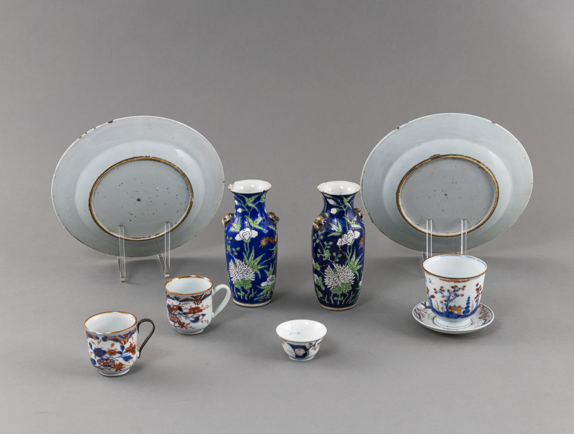 GROUP OF NINE PORCELAIN PIECES: A PAIR OF 'FAMILLE ROSE' PLATES, A PAIR OF VASES, THREE IMARI CUPS, - Image 2 of 3