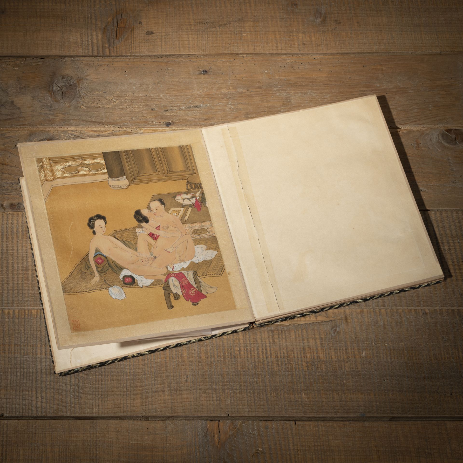 A LEPORELLO ALBUM WITH EIGHT EROTIC DEPICTIONS. INK AND COLORS ON SILK