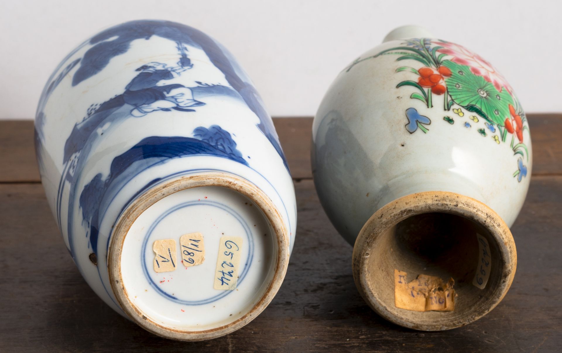 A SMALL BLUE AND WHITE FIGURAL PORCELAIN ROULEAU VASE AND A 'FAMILLE ROSE' BOTTLE VASE - Image 6 of 6