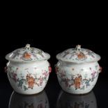 Paar Deckelgefäße aus Porzellan mit 'Famille rose'-Figurendekor