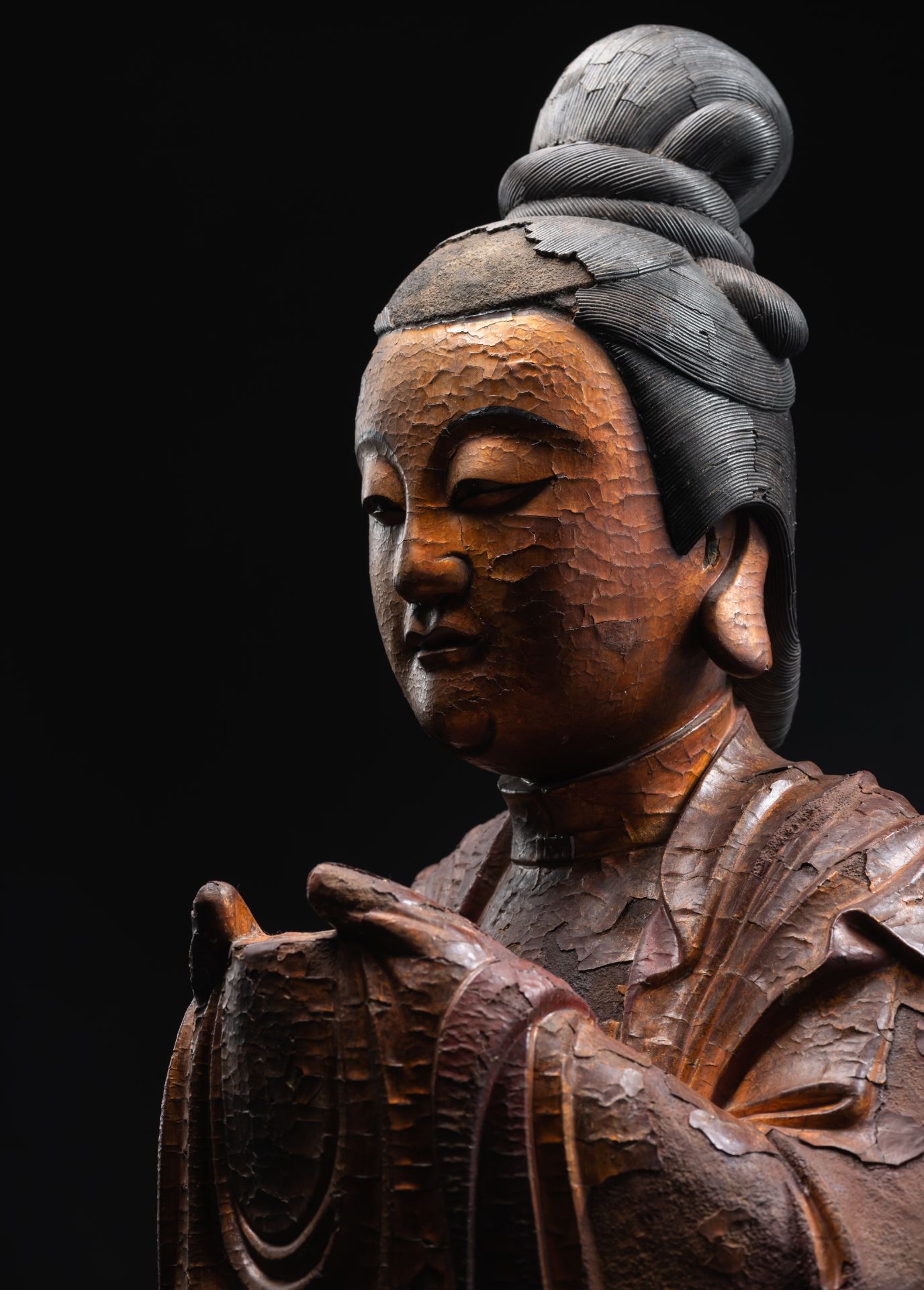 A FINE AND LARGE GILT-, RED- AND BLACK-LACQUERED WOOD FIGURE OF GUANYIN - Image 5 of 7