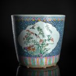 Cachepot aus Porzellan mit 'Famille rose'-Dekor von Vögeln und Blumen auf gemustertem Grund
