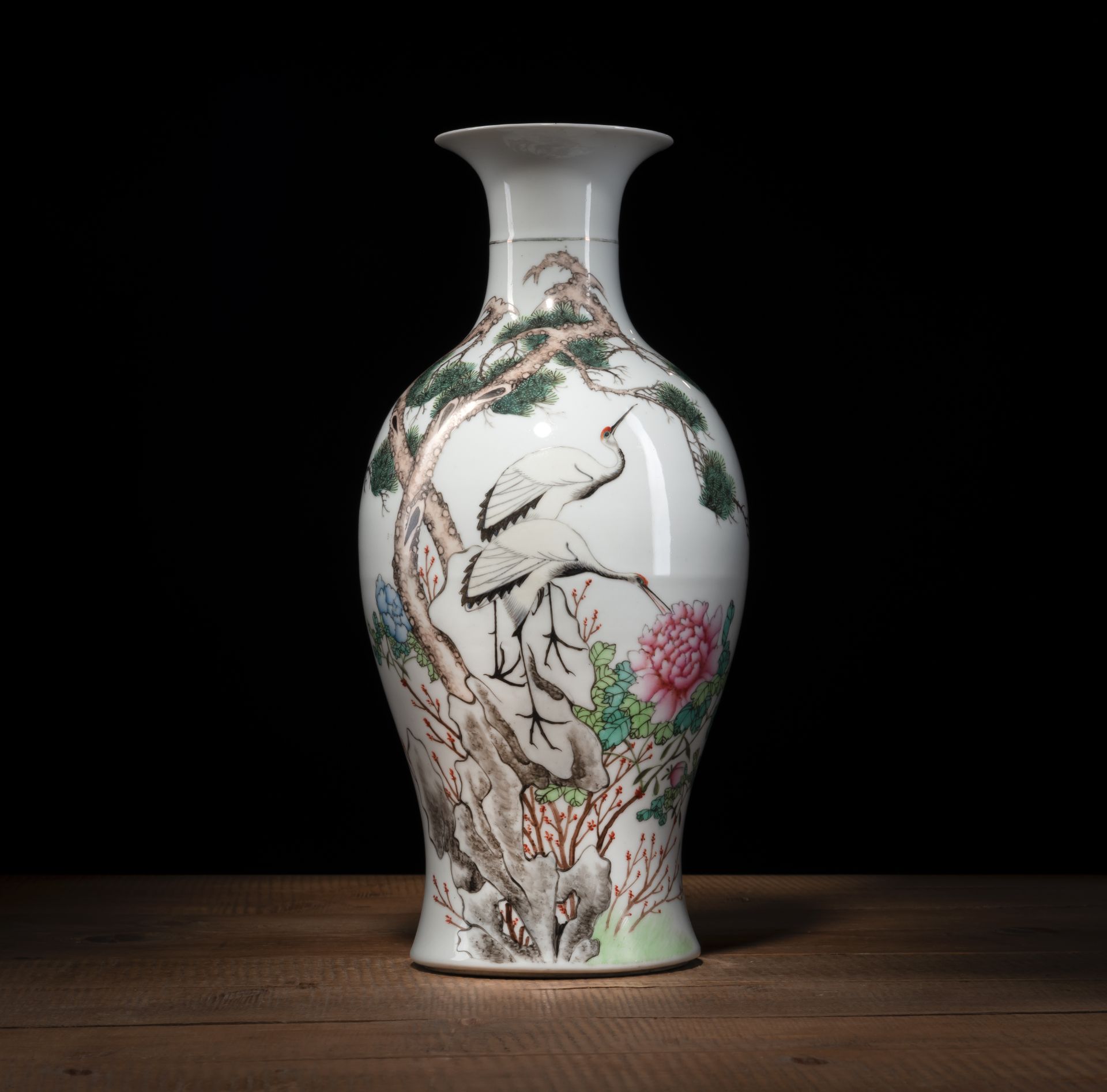 Balustervase aus Porzellan mit 'Famille rose'-Kranichdekor