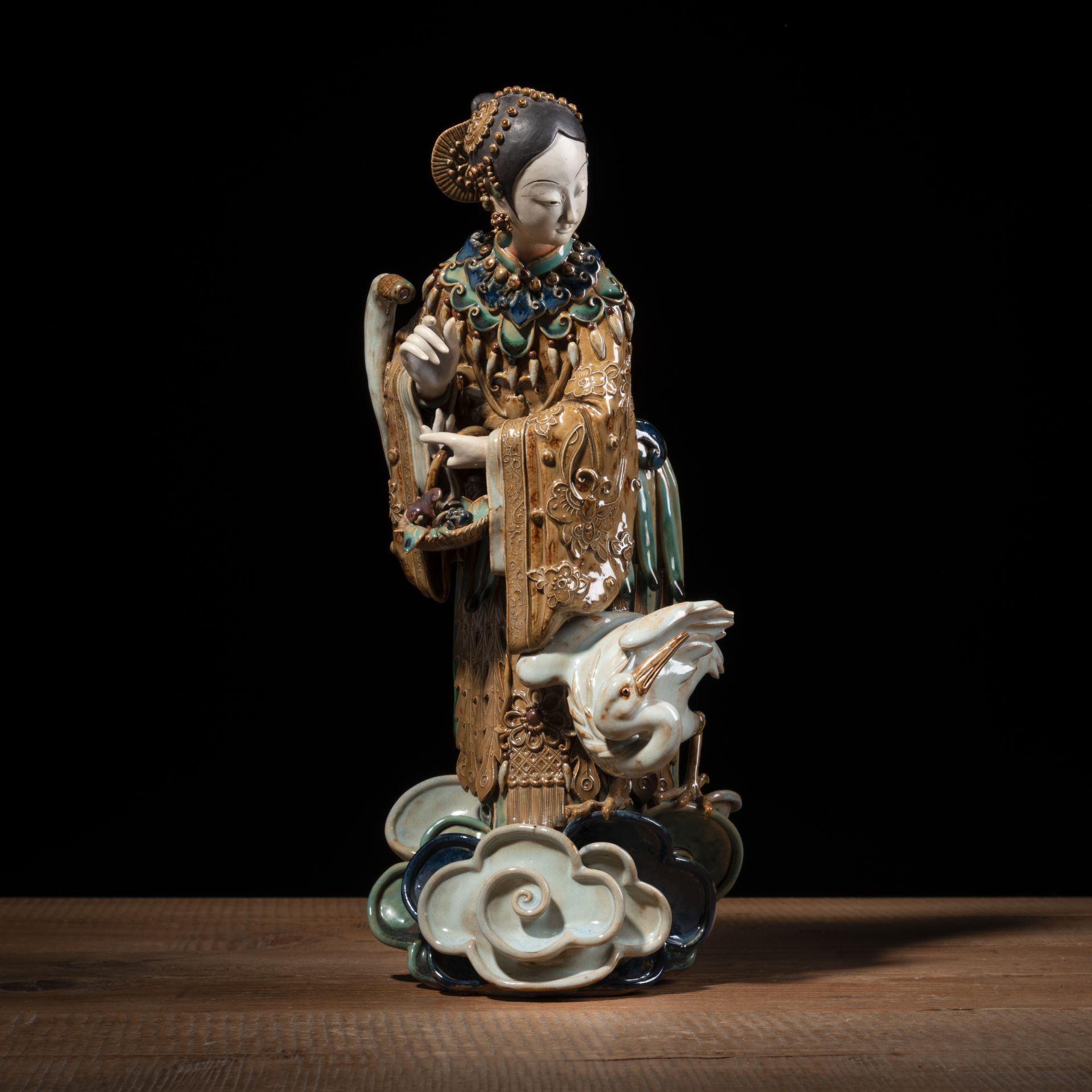 Polychrome Porzellanfigur einer Dame mit Kranich