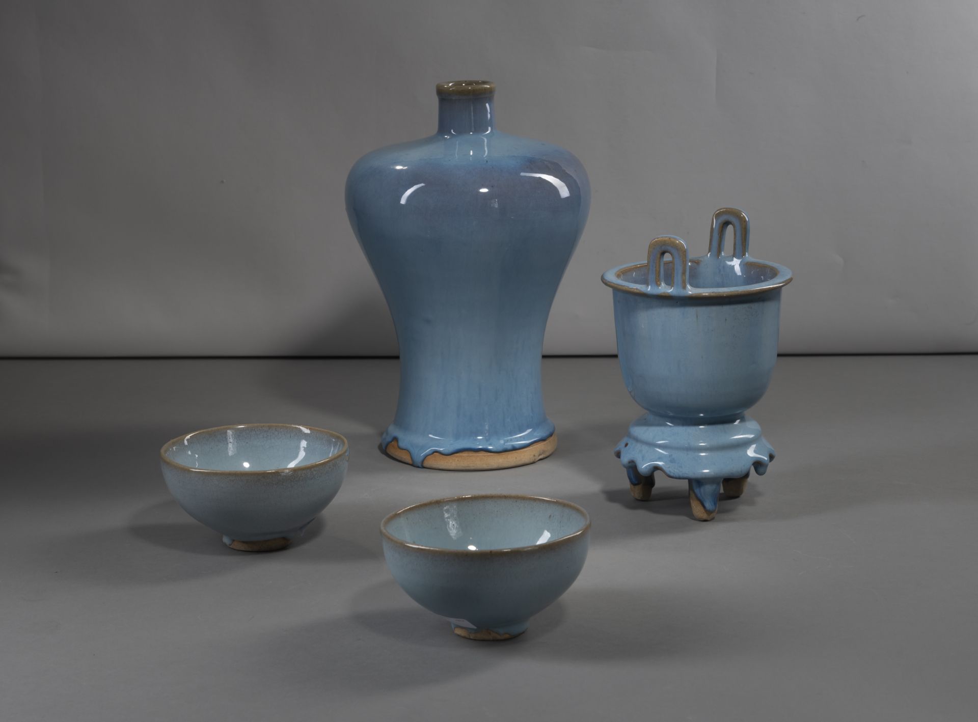 A PAIR OF JUN-GLAZED BOWLS, A TRIPOD CENSER, AND A VASE 'MEIPING' - Image 3 of 5