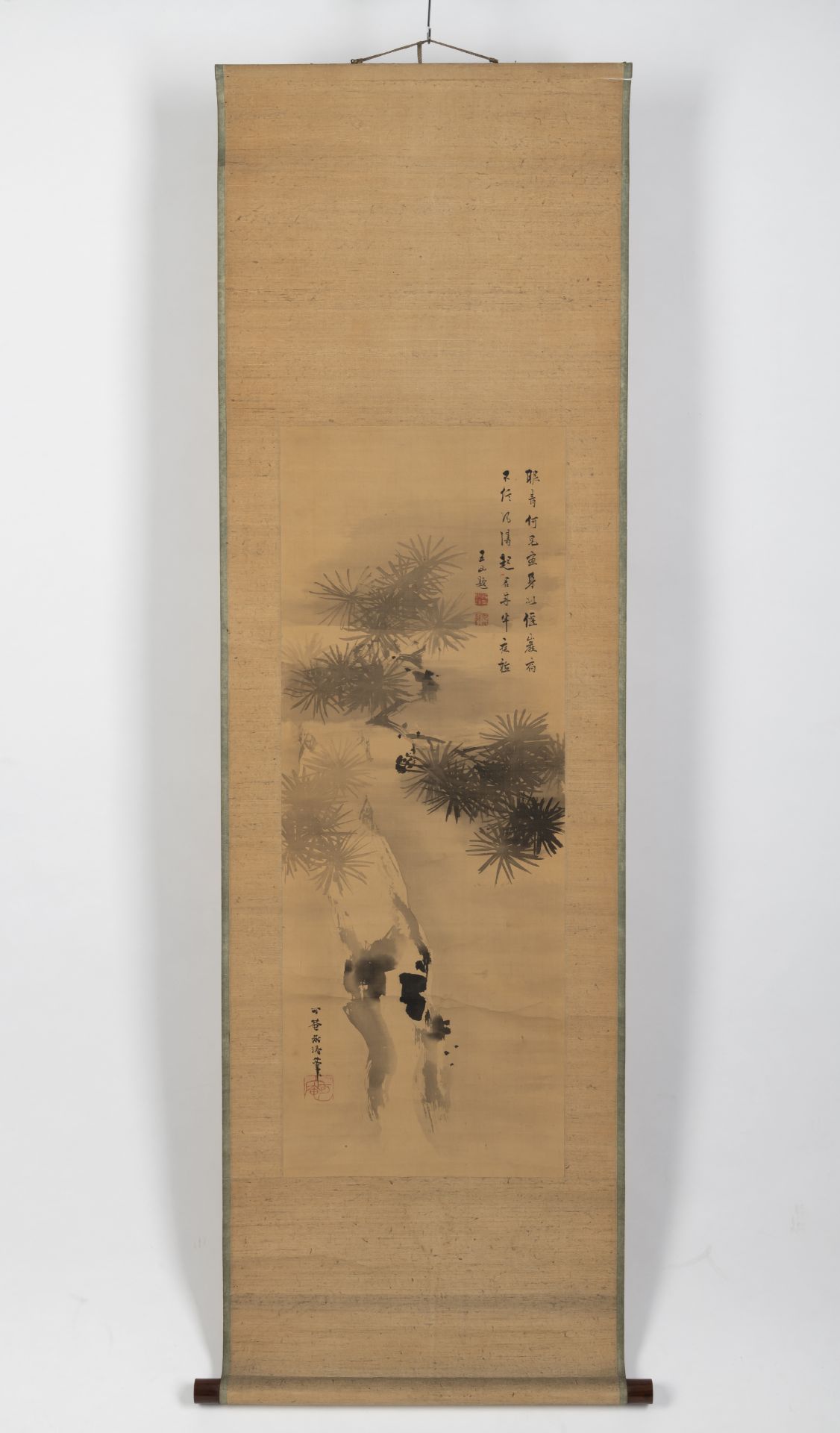 Drei Hängerollen mit Darstellungen von Kiefer, Bambus und Pflaume. Tusche und Farben auf Papier bzw - Bild 6 aus 13