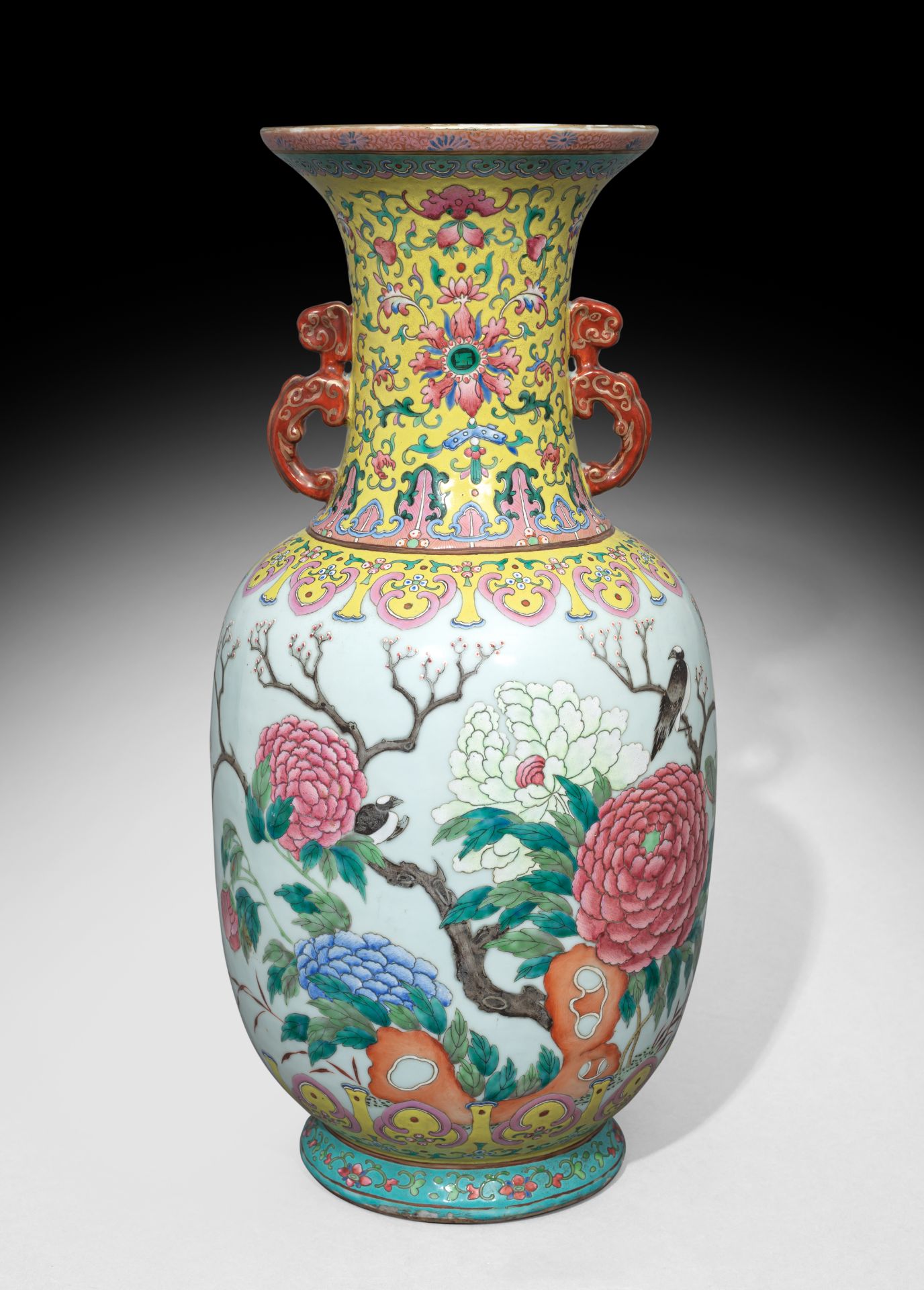 A FINE AND LARGE FAMILLE ROSE LOTUS AND FLOWER VASE - Image 3 of 7