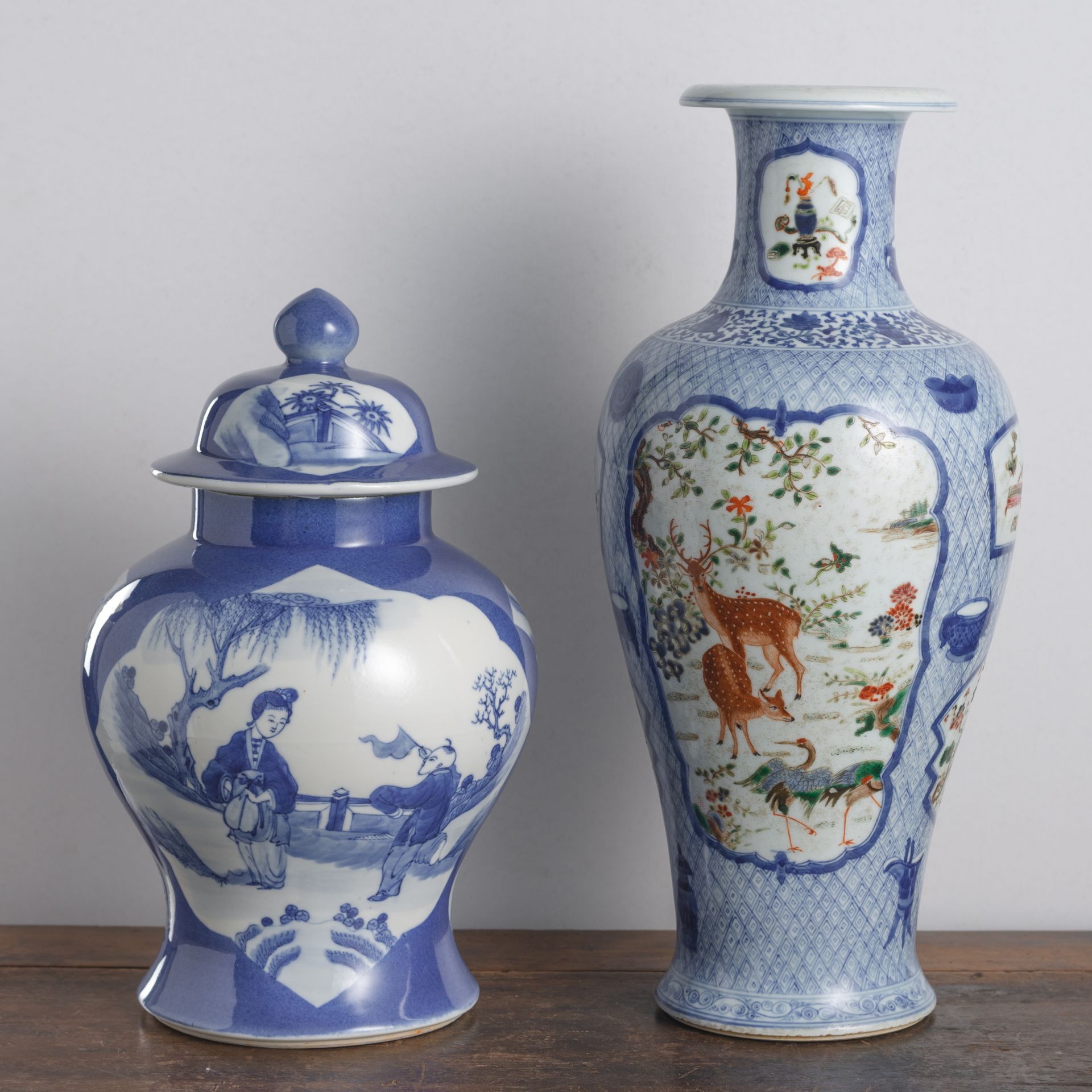 Puderblaue Deckelvase und Balustervase mit polychromem Dekor von Rehen, Fasanen und buddhistischen - Bild 3 aus 6