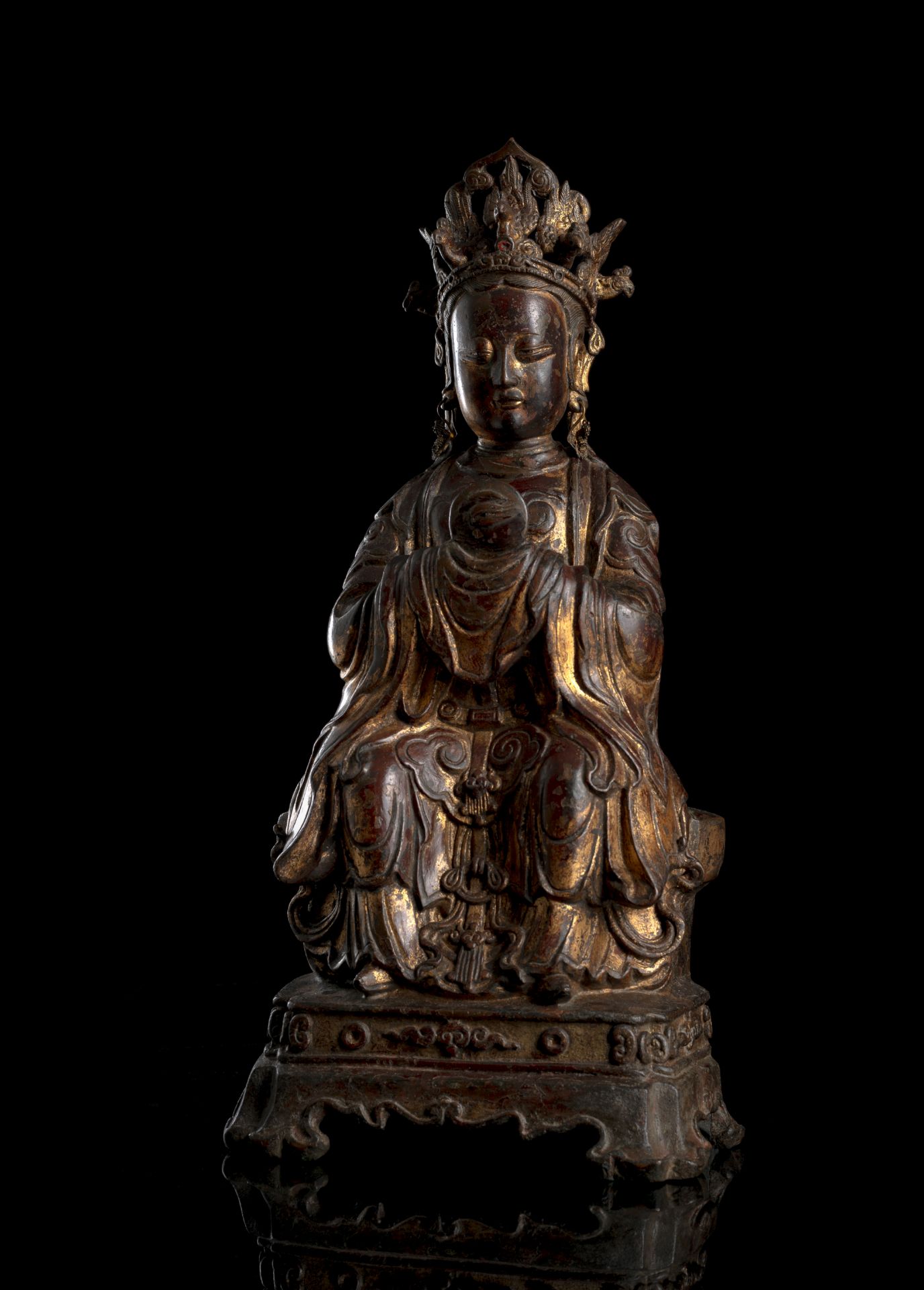 A GILT-LACQUERED BRONZE FIGURE OF THE DAOIST GODDESS OF EYESIGHT, YANGUANG NIANGNIANG - Image 4 of 8