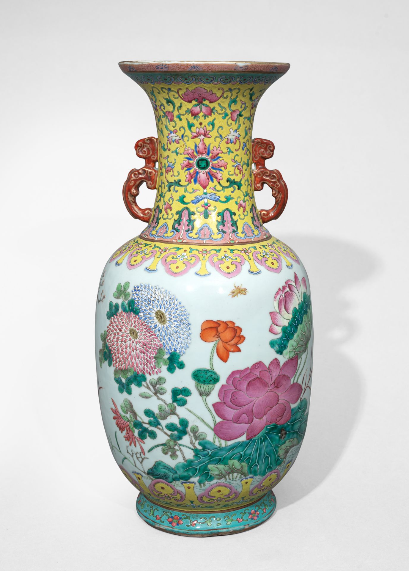 A FINE AND LARGE FAMILLE ROSE LOTUS AND FLOWER VASE - Image 2 of 7