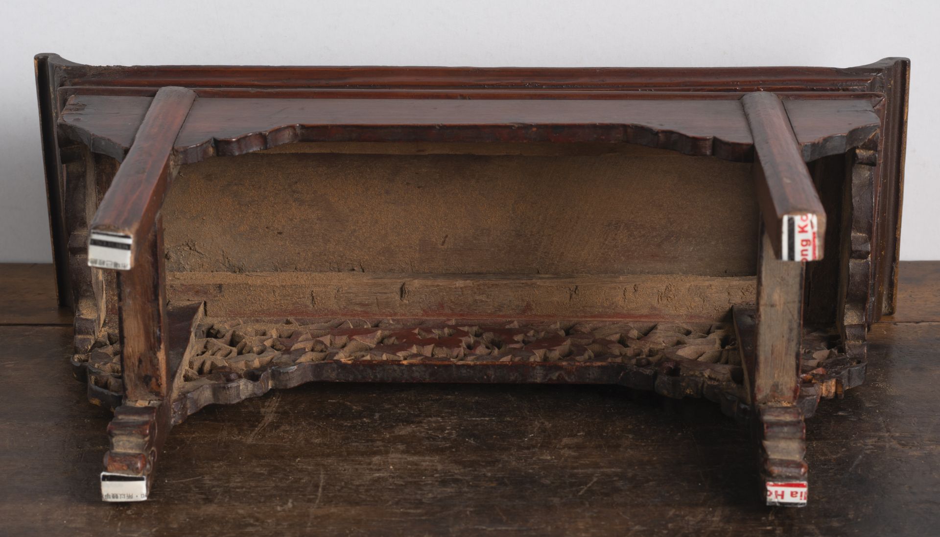 A MINIATURE WOOD ALTAR TABLE WITH FIGURAL LACQUERED DECORATION AND APRON WITH SQUIRREL AMIDST LEAV - Image 5 of 5