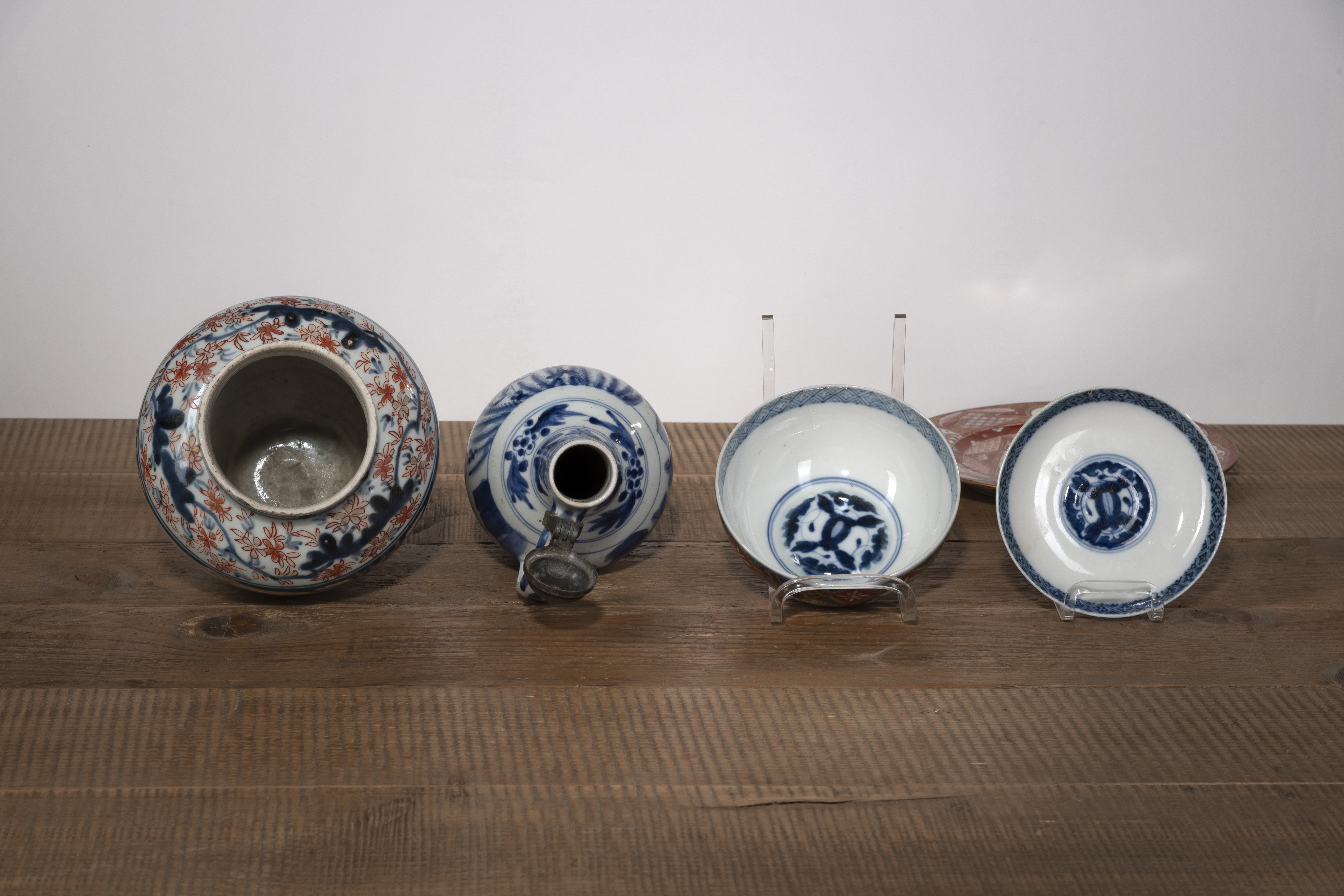 AN 'IMARI' BOWL AND COVER, A VASE, A 'KUTANI' DISH, AND AN 'ARITA' BLUE AND WHITE PORCELAIN EWER - Image 4 of 5