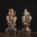 Zwei Specksteinschnitzereien von Figuren auf Elefanten und ein kleines Siegel