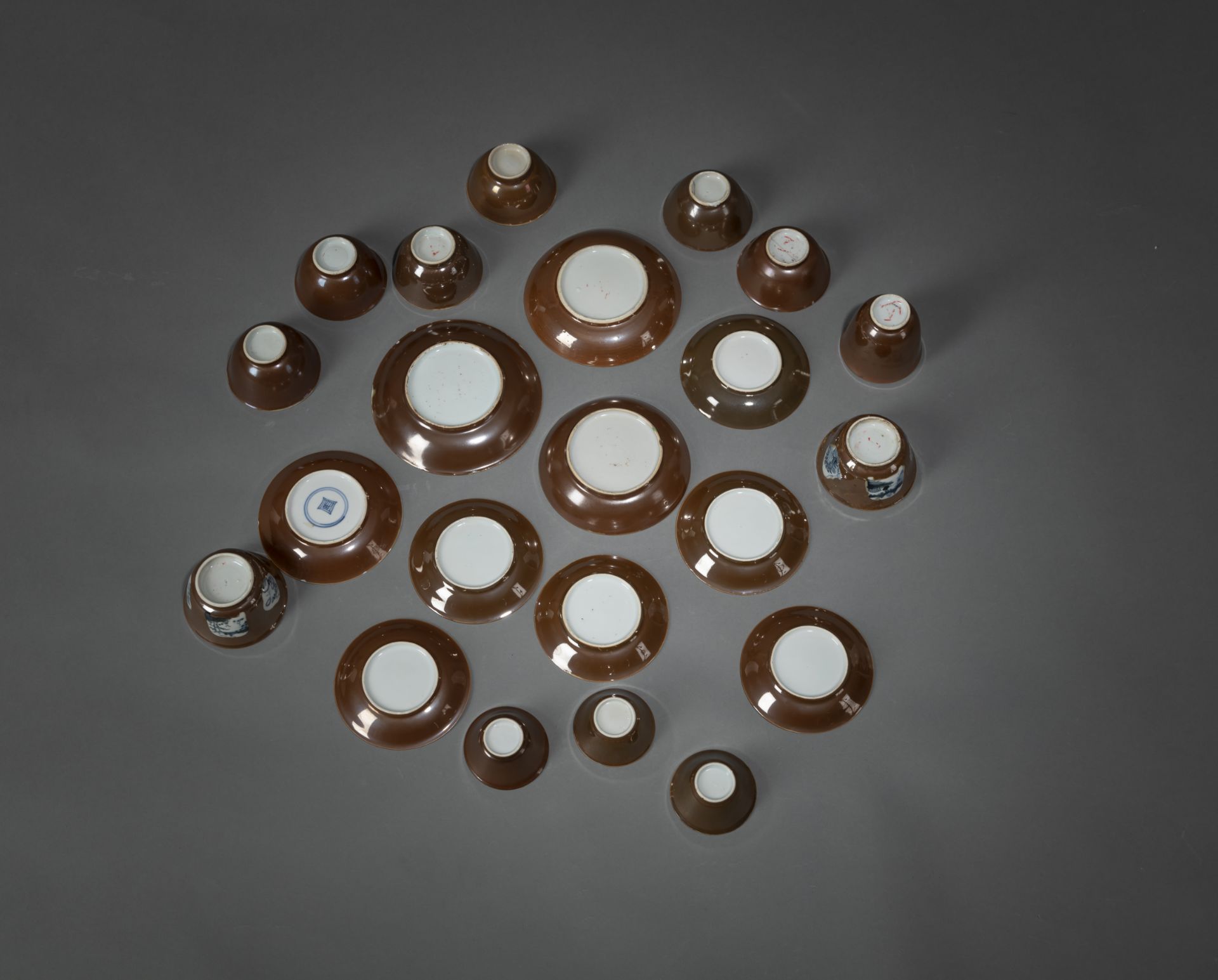Gruppe von 'Café au lait'-glasierten Tassen und Untertassen aus Porzellan - Bild 4 aus 4