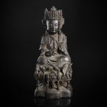 Bronze des Guanyin mit prächtiger Krone auf einem Thron