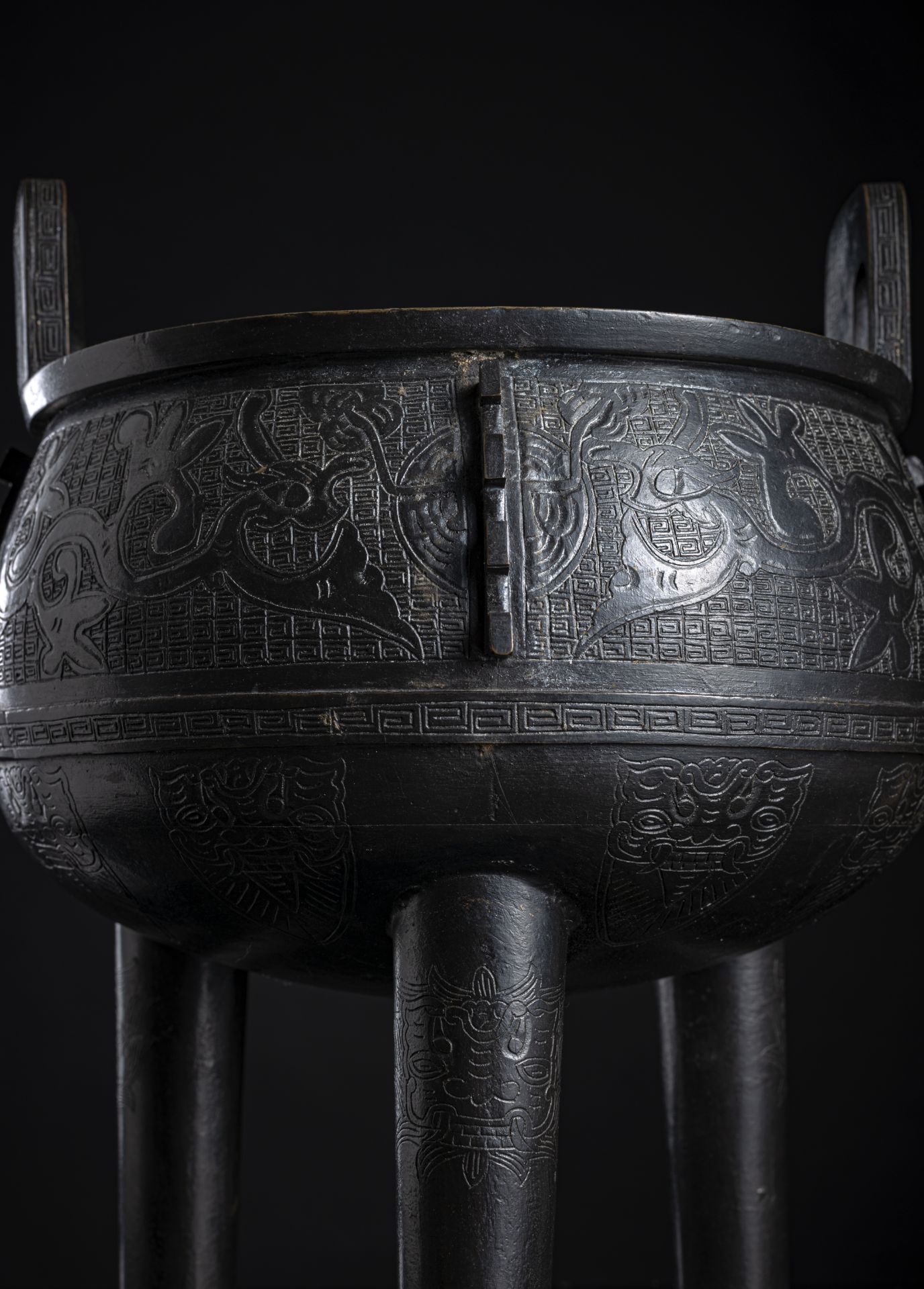 A LARGE TRIPOD CENSER DING WITH WOOD COVER AND STONE HANDLE - Image 4 of 4