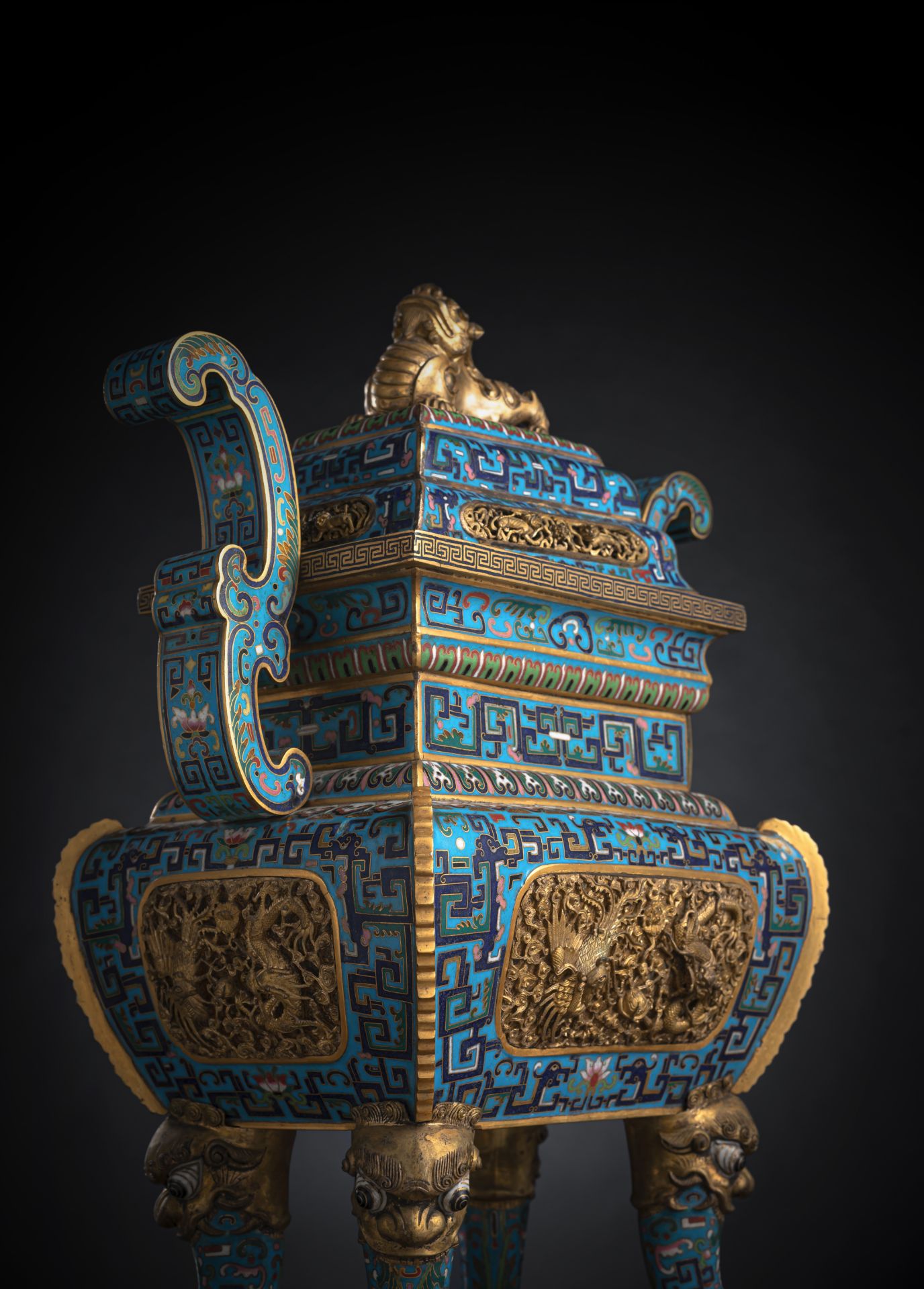 A FINE AND RARE PART-GILT CLOISONNÉ ENAMEL DRAGON AND PHOENIX CENSER AND COVER - Image 2 of 4