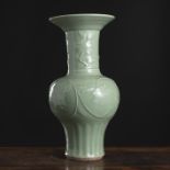 'Yenyen'-Vase mit Seladonglasur und Lotosdekor in flachem Relief