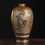 Vase aus 'Satsuma'-Porzellan mit figuralem und Floraldekor