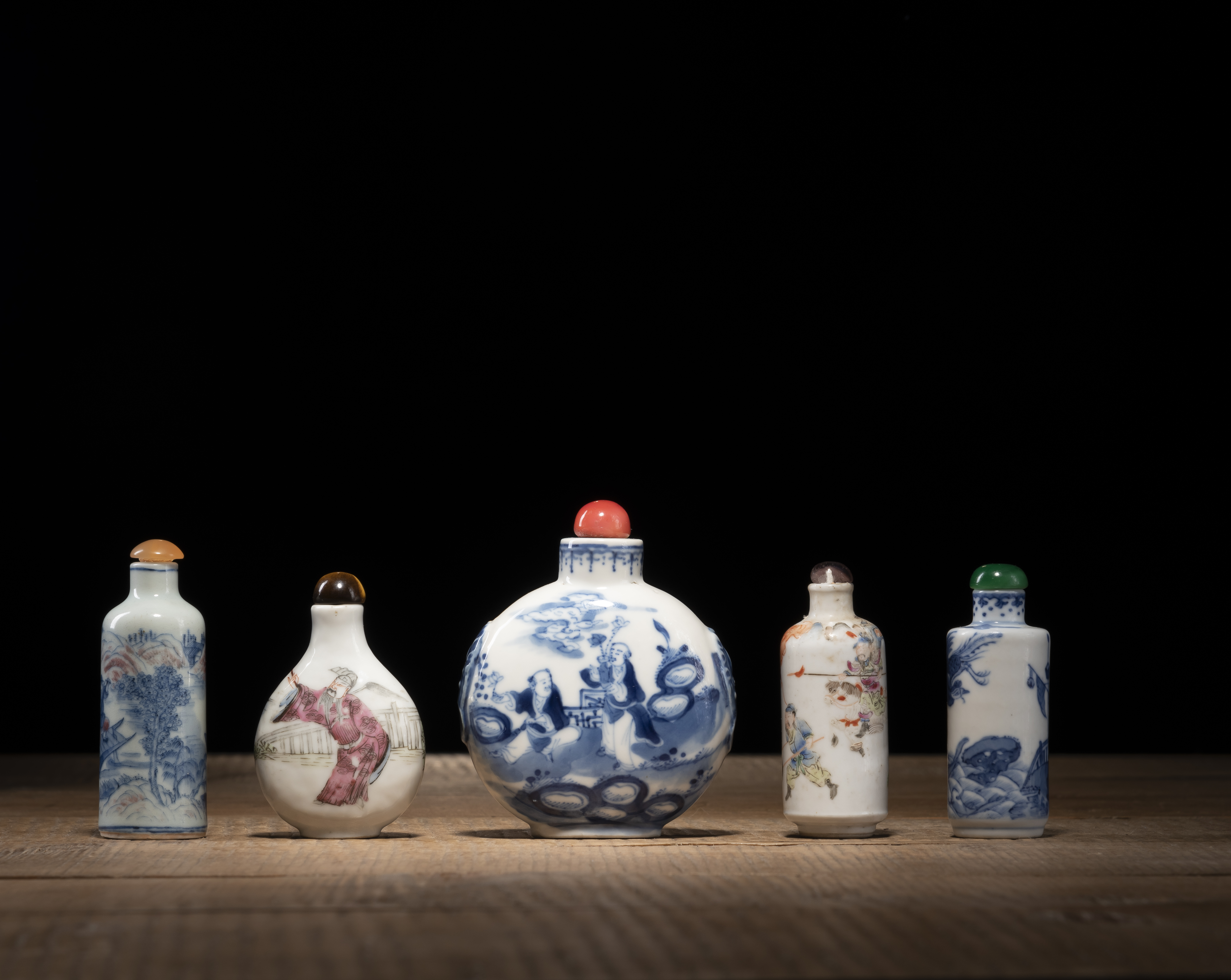 FIVE BLUE AND WHITE AND 'FAMILLE ROSE' PORCELAIN SNUFFBOTTLES - Image 3 of 5