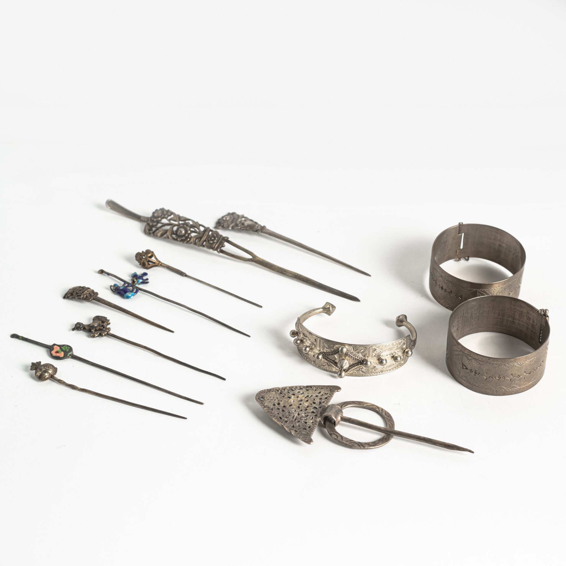 Konvolut Schmuck aus teilweise eingelegtem Silber und anderen Metallen - Bild 3 aus 7