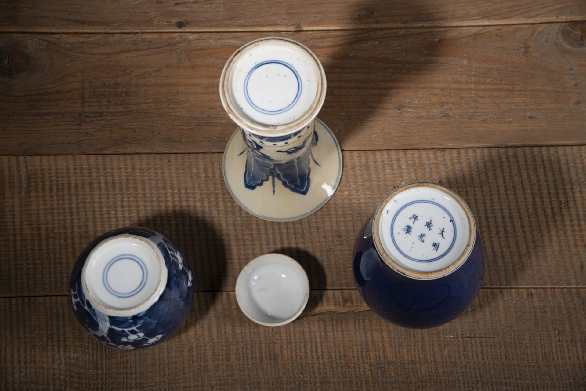 Drei Vasen aus Porzellan mit unterglasurblauem Dekor und eine Schale - Bild 5 aus 5