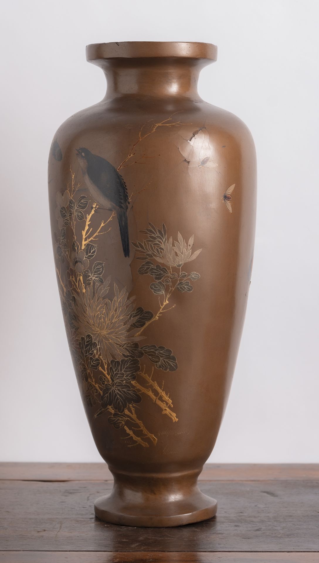 Vase mit Lackdekor von Schmetterlingen und Vogel - Bild 3 aus 6