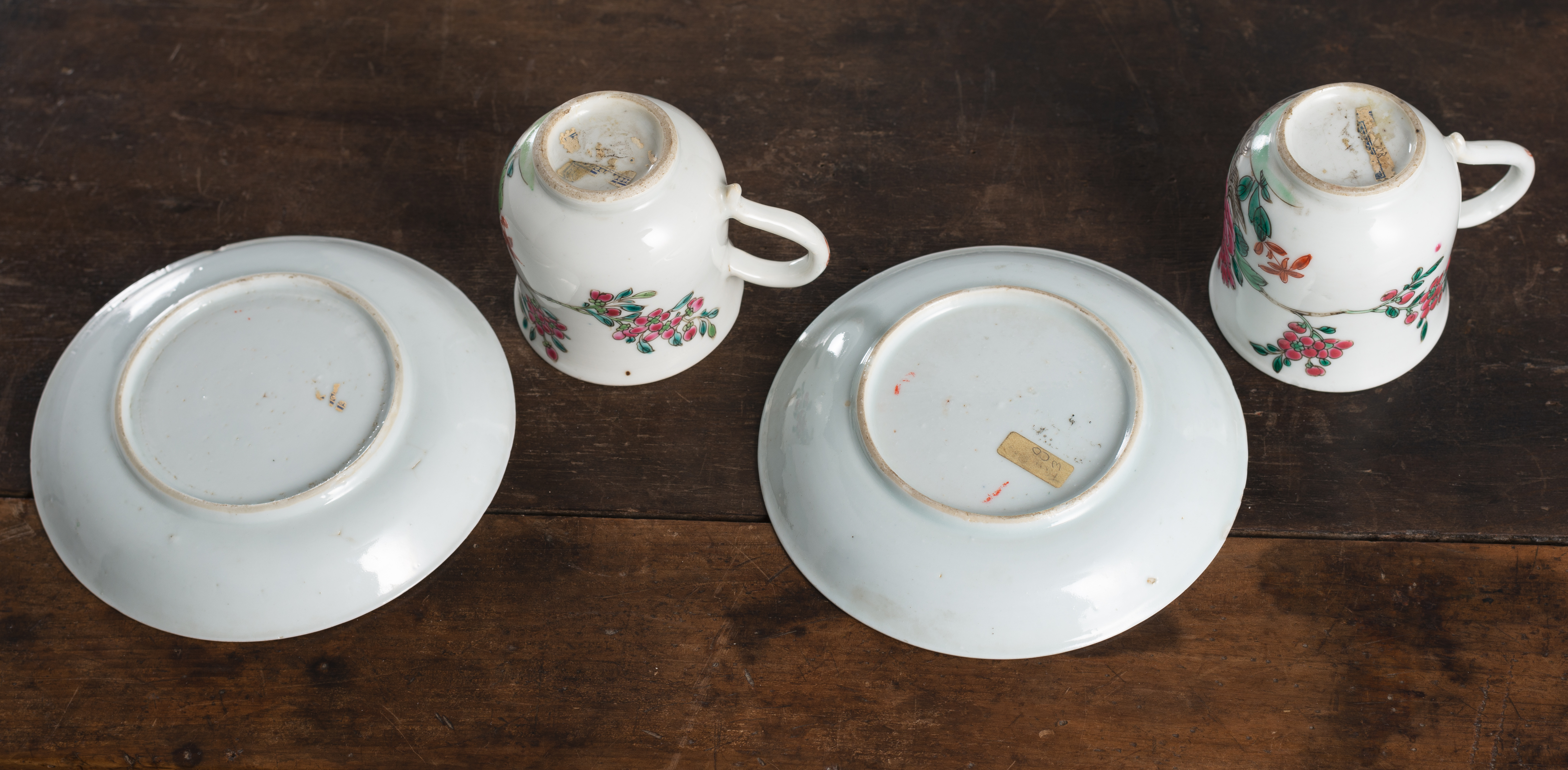 A PAIR OF 'FAMILLE ROSE' PORCELAIN CUPS AND SAUCERS - Image 4 of 4