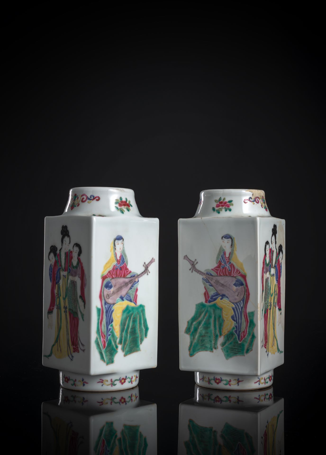 Paar 'Cong'-förmige Porzellanvasen mit 'Famille rose'-Dekor von den Vier Schönheiten - Bild 2 aus 4