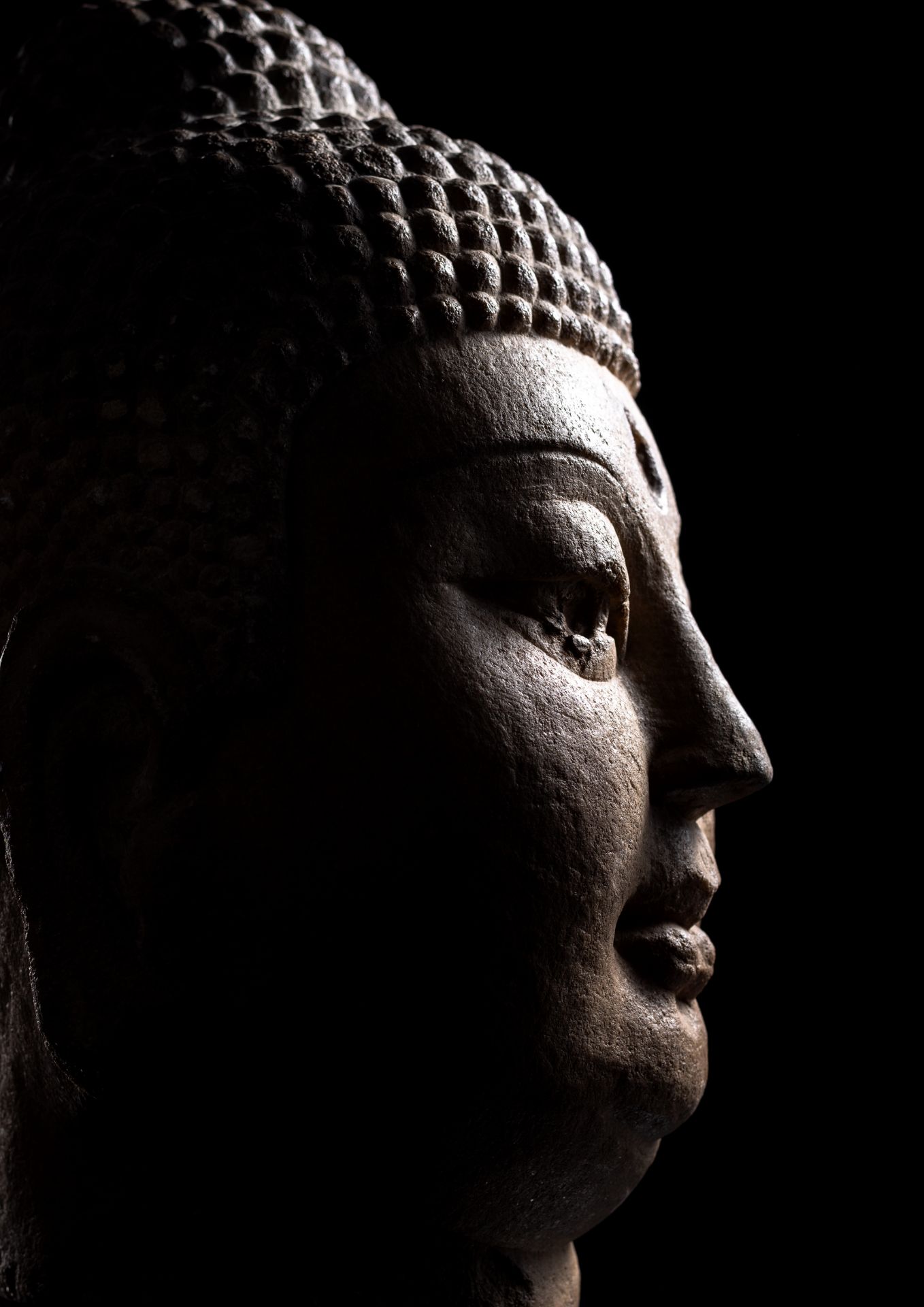 A FINE LARGE AND RARE STONE HEAD OF BUDDHA SHAKYAMUNI - Image 4 of 4