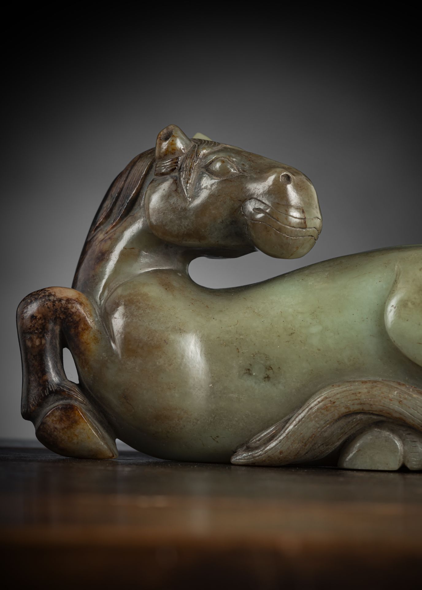 A FINE AND RARE LARGE CELADON JADE RECUMBENT HORSE - Image 3 of 9