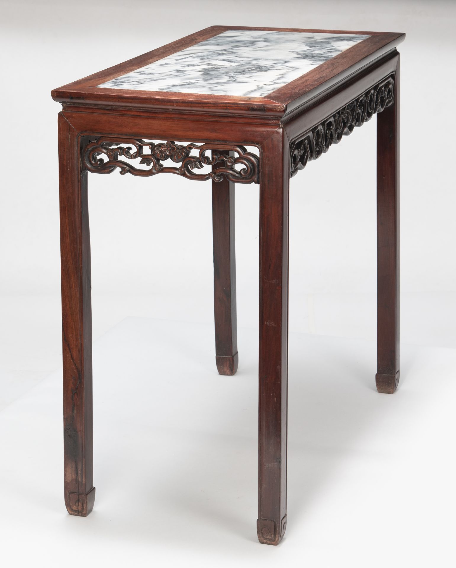 A MARBLE-INSET OPENWORK FLORAL SCROLL APRON CORNER-LEG TABLE - Image 3 of 5