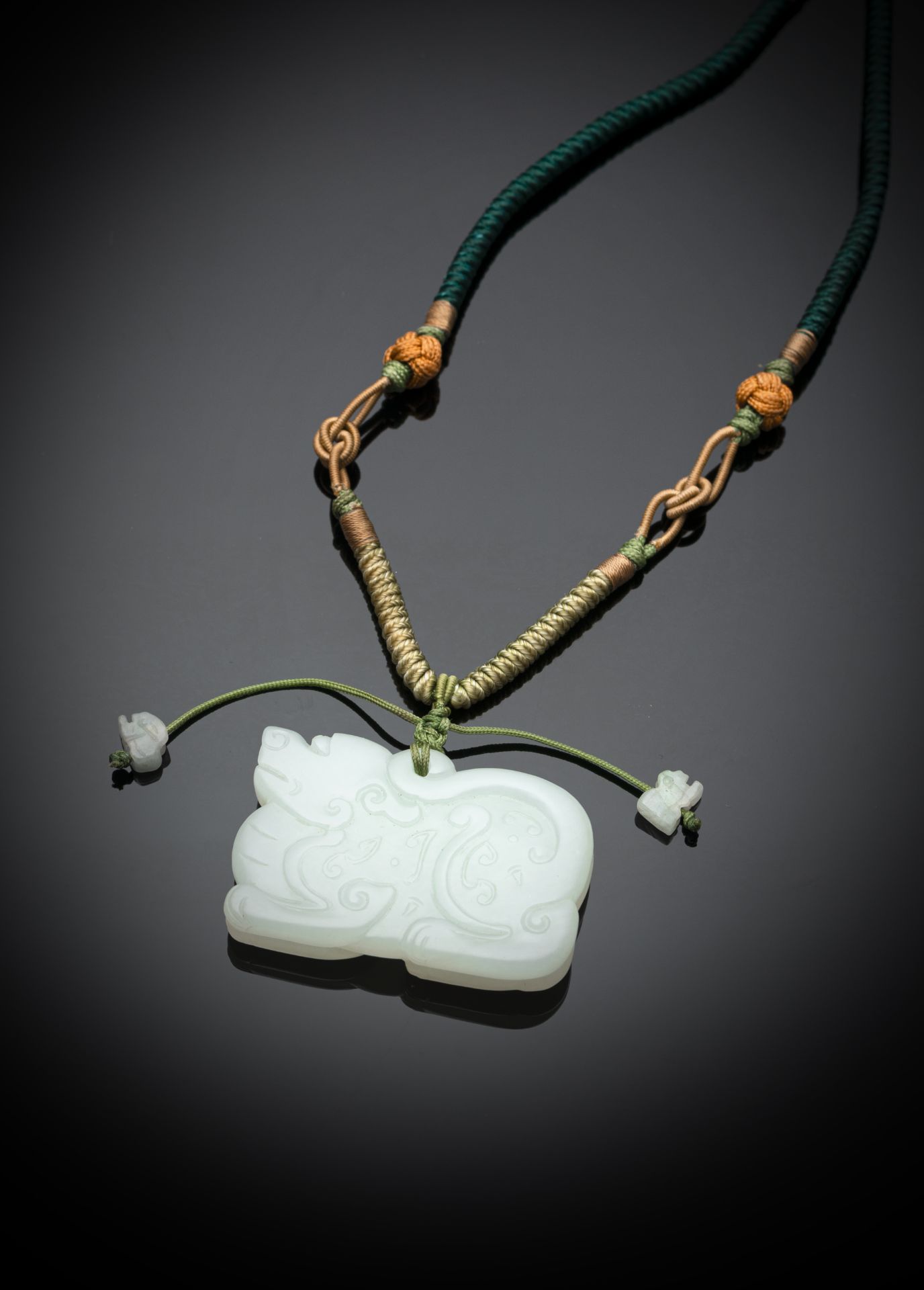 A FINELY CARVED MYTHICAL BEAST JADE PENDANT - Image 2 of 2