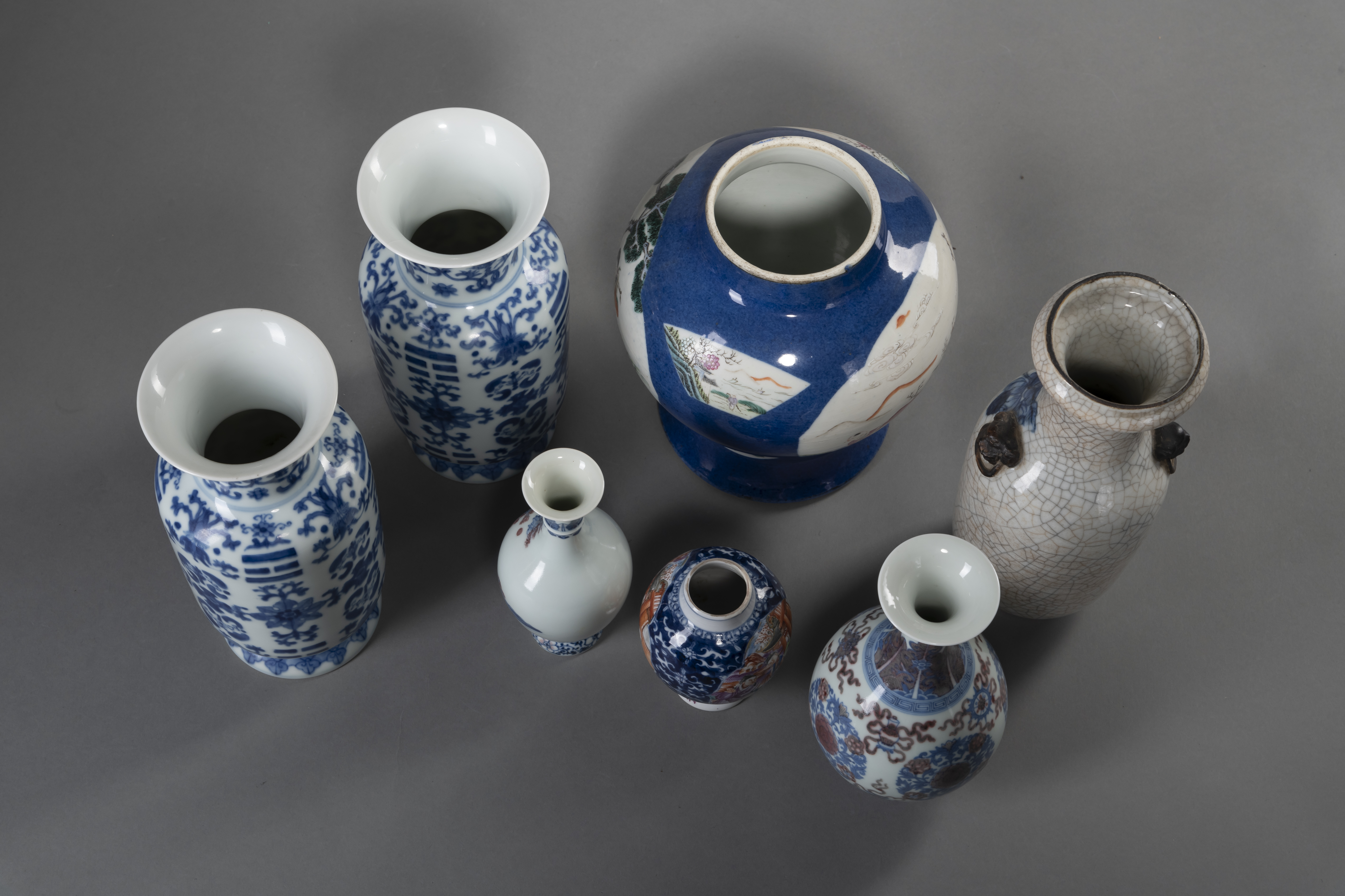 SEVEN BLUE AND WHITE PORCELAIN VASES SHOWING FIGURES, A LANDSCAPE, AND TRIGRAMS - Image 5 of 5